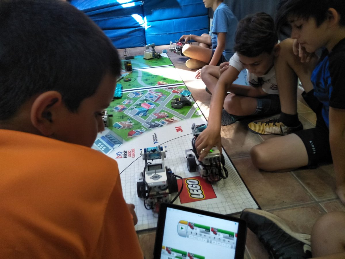 eixestels's tweet photo. Pel forat del pany! Mireu com són les SUPER COLÒNIES - #coloniestiu de Robòtica i enginy que estem fent ara mateix a #LaLlobeta amb @LEGO_ROBOTIX - Unes colònies per divertir-se i per aprendre a fer, a ser, a viure i a conviure ! @eixestels mime als qui més estimes! https://t.co/vyjxechPJ3