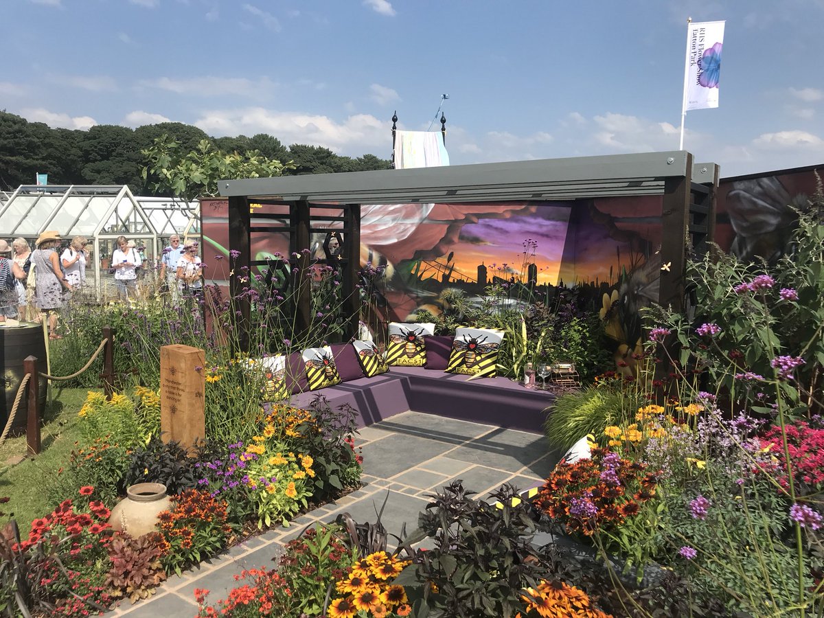 GlassGardener's tweet photo. Thoroughly enjoyed a whole day off yesterday at @The_RHS #rhstatton flower show. Absolutely spectacular. I took away so much inspiration for my own garden plus no less than 17 plants πππππ. And some bulbs. And seeds. And cassis π #passtheice https://t.co/p4AYN0YOrW