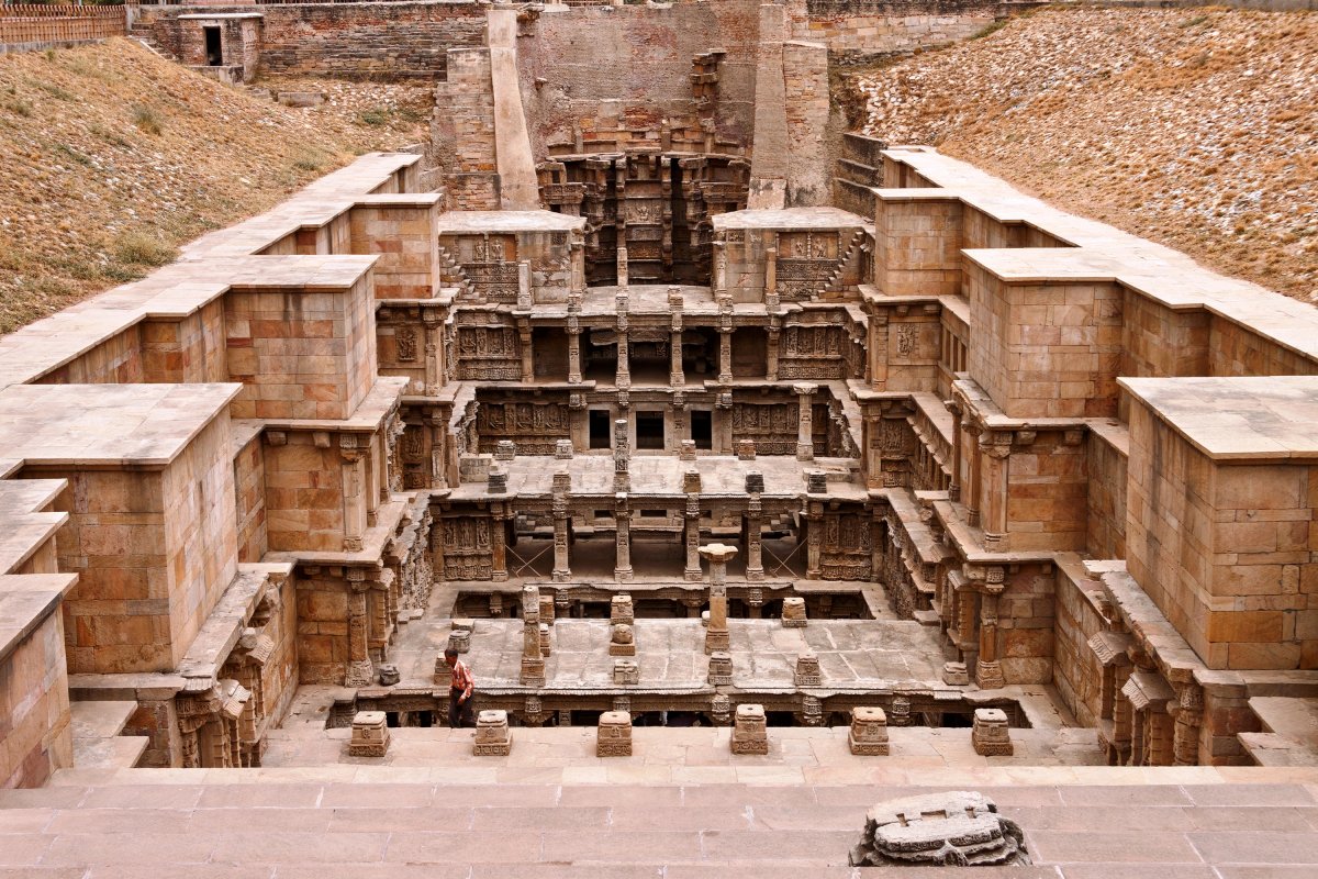 Sahapedia's tweet photo. The new #Rs100note will feature the stunning #RaniKiVav in Gujarat. With over 700 #sculptures of Hinduistic deities, here's what else you need to know about it https://t.co/gU6zOhsIWZ
#Sahapedia #stepwell #UNESCO #worldheritage #trivia #architecture #IncredibleIndia https://t.co/evHvkJhKHq