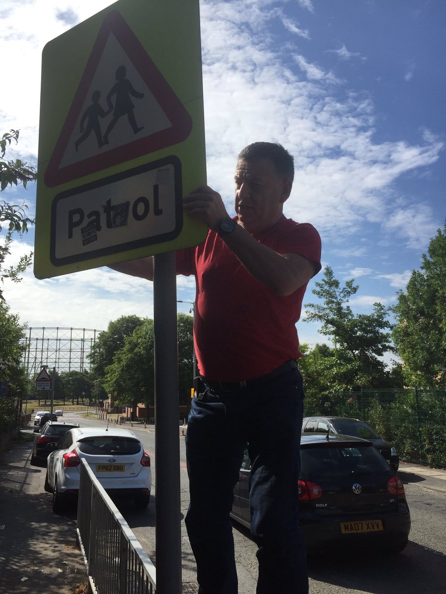 CllrJohnFlan's tweet photo. Park View School have been asking for months to fix this safety sign outside their school. So the answer to this 5 minute job, do it yourself !@Carmines62 @JuneCllr @patkarney @ChrispLOL @AnnIgbon @smitheman_mavis https://t.co/GIHGkbvdHw