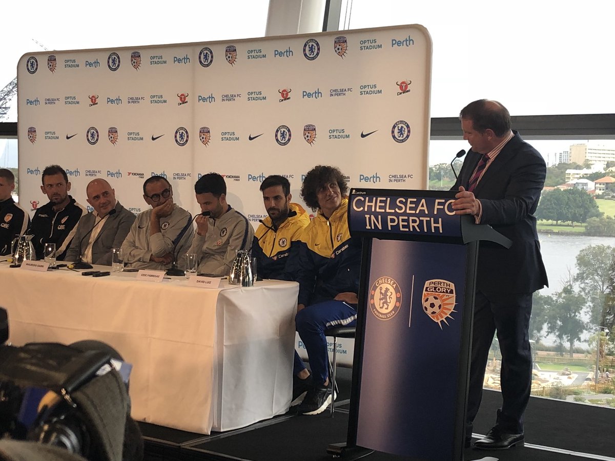ChelseaFansBra's tweet photo. David Luiz, Cesc Fàbregas e Maurizio Sarri falaram com a imprensa em Perth #CFCTour https://t.co/rDCkp5ImSd