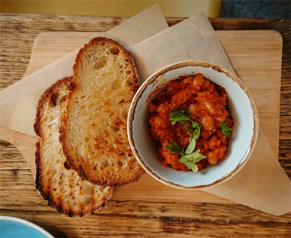 thebeehiveldn's tweet photo. On our #Lunch Menu: #Homemade Baked ‘Beehive Beans’ with buttered toast, and a sprinkle of fresh parsley 😋🍴 

#TheBeehive #Cafe #EastLondonCafe #EastLondon #BethnalGreen #BakedBeans #HomemadeBakedBeans https://t.co/bTAWKZT3gt