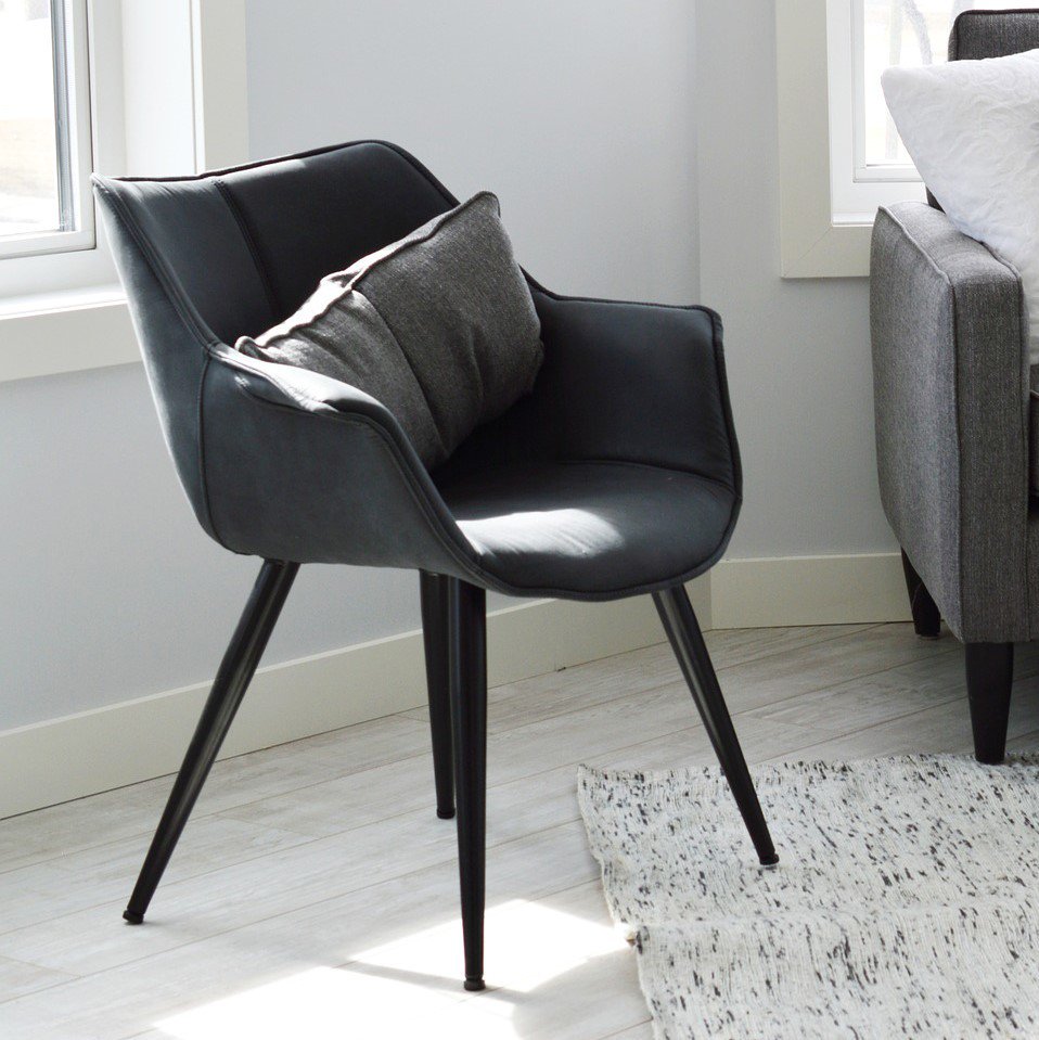 DistinctifyLDN's tweet image. When furnishing your living room you should always think about your seating and how it will be arranged.

#glasstable #glasstoptable #greysofa #cushionlove #accessoriesoftheday