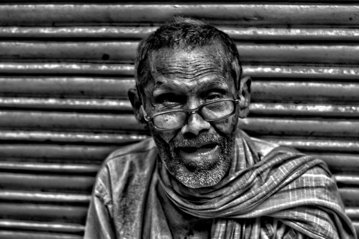 PieProject01's tweet photo. kafi dilkhush lagte ho aj bhi tum
Warna budhape mei aksar 
Muskurahte jhuriyon mei chupp jaya karti hai

Shot by: @sandynegative 
.
.
.
.
#pie #pieforpeople #projectindiaempowerment #photography #photographer #instadaily #delhihai #delhistreets #monochromeindia #delhi #bnw #bnw https://t.co/dmvQqAtqNa