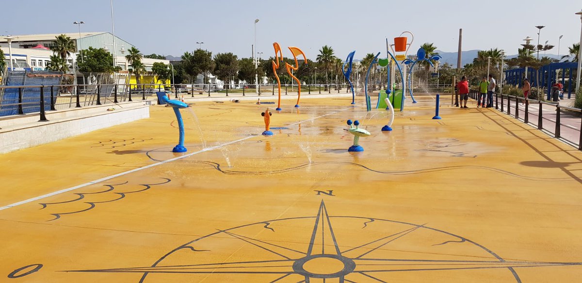 RaulJimenezJ's tweet photo. Desde hoy, y especialmente los niños, podremos disfrutar de un gran parque acuático gratuito en el Paseo Marítimo Antonio Banderas. No te lo pierdas y pásatelo bien!! Y recuerda que entre todos debemos cuidarlo https://t.co/nDWcnym06H
