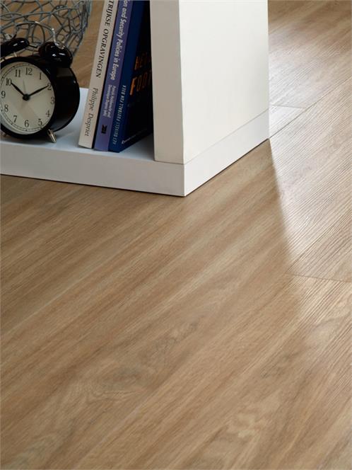 Want flooring which looks like real oak, without the cost or maintenance of oak? Well, we've got you covered. This natural oak vinyl clic flooring from Floormaker looks authentic, but costs less than £30 per pack! Get it before it's gone 🏃‍♀️🏃‍♀️ow.ly/zSbi50i22LF