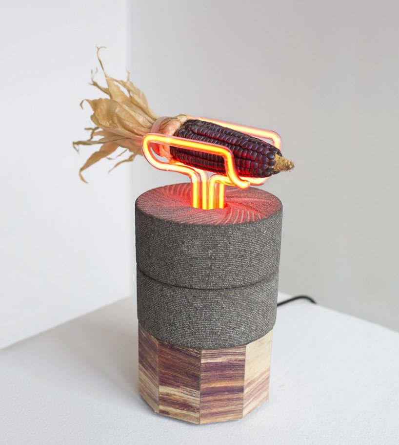 FinsaUK's tweet photo. Mexican designer 🇲🇽 @fernandolaposse has found an innovative way to create a surfacing veneer he calls totomoxtle, that uses native corn husks.🌽😍

#FridayFeeling #design #designideas #woodworking #FridayMotivation #innovation #creative #designthinking #natureideas #love ♥ https://t.co/M1i1vqrWrU