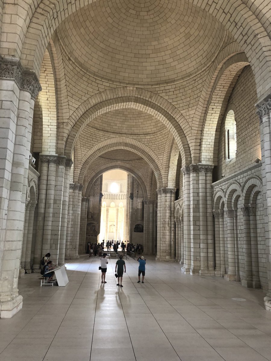 e_cazal's tweet photo. Rencontre à l’abbaye de @fontevraud sur les pas d’#Alienor d’Aquitaine pour de futurs partenariat entre #Poitiers et l’équipe de @fontevraud #culture #patrimoine #artcontemporain #PalaisdesComtesdAquitaine #Traversees https://t.co/HJGV6yVD5n