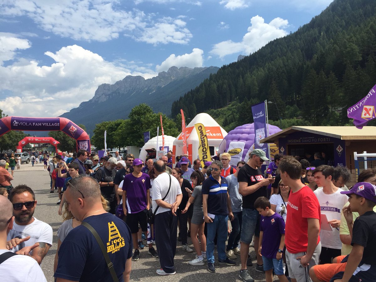 Lady_Radio's tweet photo. #Veretout e #Sottil al #ViolaVillage per foto e autografi con i tifosi. #fiorentina https://t.co/luY7OV7L37