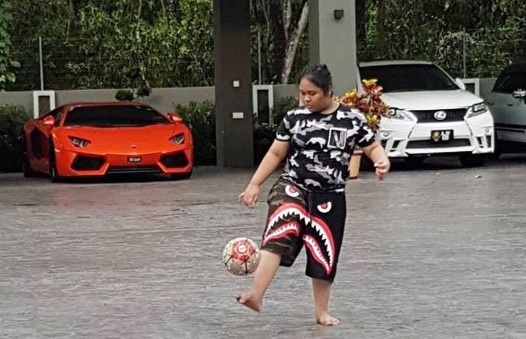 lameymon's tweet photo. Tak kita sangka, anak Dato Seri Vida handal main bola! Talent!

Cik B my idol! 😍 https://t.co/q3lVd7V3Xu