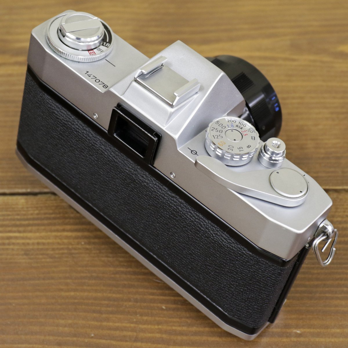 champcamera's tweet photo. #Canon EX EE + EX50mm F1.8 ￥1,500 by #港北ニュータウン 店

前群レンズのみを交換する珍しい方式の一眼レフ。
SS優先AE搭載ですが、電池室固着のためマニュアルのみ使用可能。
一味違った一台が欲しいアナタにピッタリです！ #canonexee #exee

https://t.co/0q86pB0Ljj https://t.co/4hIA93iCbj