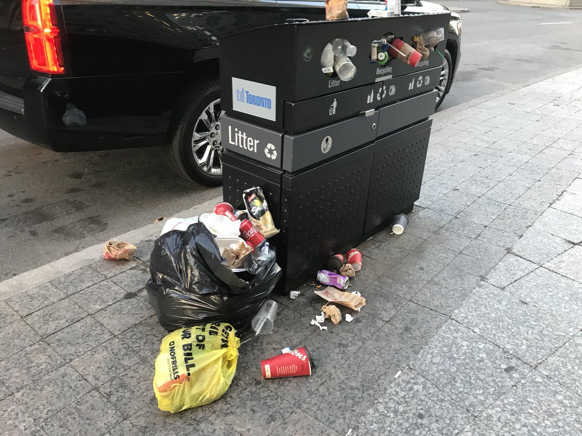 dealguy69's tweet photo. This bin has been full all week!
Just west of the Hockey Hall of Fame on Front St.
Who dropped the ball? It looks disgusting for both Torontonians Tourists. Let’s clean it up! #JohnTory #CityofToronto #TorontoGarbage https://t.co/wrdNJeEiZK