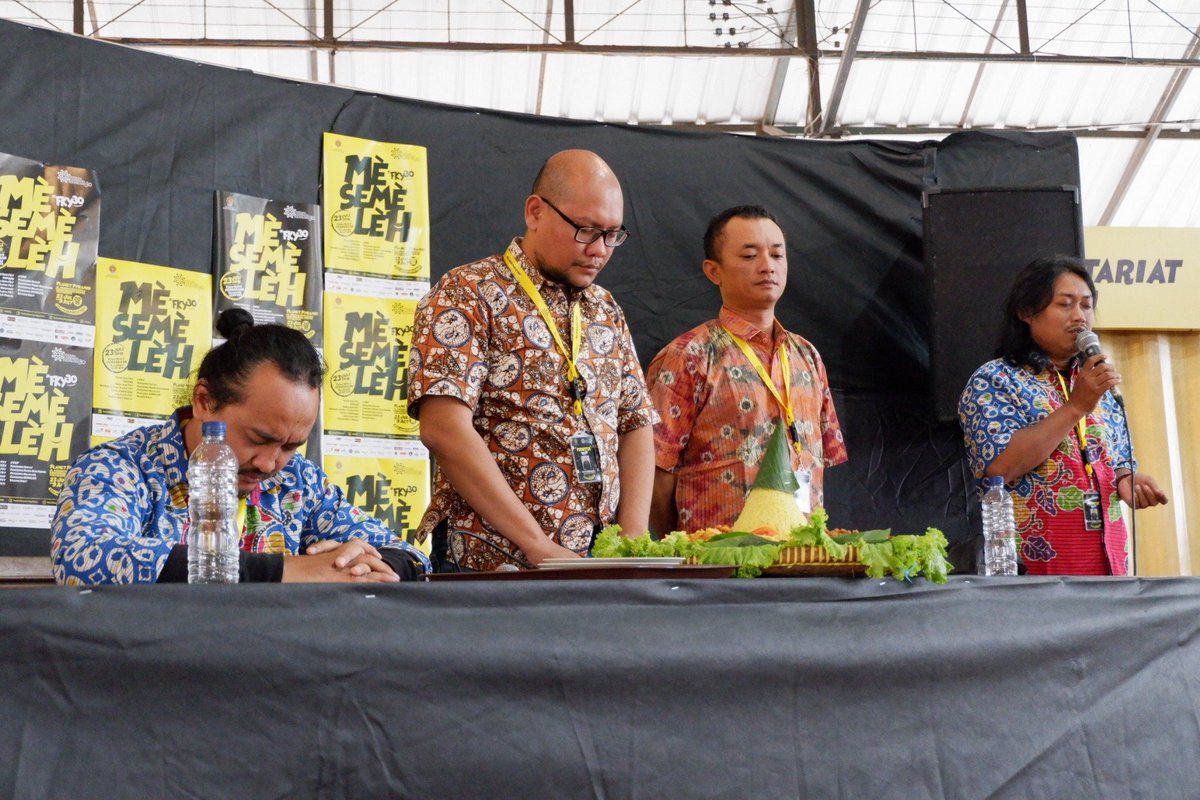 ardiafm's tweet photo. doa sudah dipanjatkan..tumpeng sudah dipotong..sukses untuk #FKY30 #mèsèmèlèh .. semoga lancar semuanya .. 📷 @jajoek #fb #yogyakarta #indonesia https://t.co/zOBHncfB8f