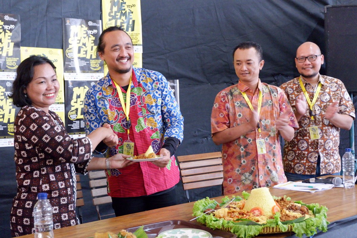 ardiafm's tweet photo. doa sudah dipanjatkan..tumpeng sudah dipotong..sukses untuk #FKY30 #mèsèmèlèh .. semoga lancar semuanya .. 📷 @jajoek #fb #yogyakarta #indonesia https://t.co/zOBHncfB8f