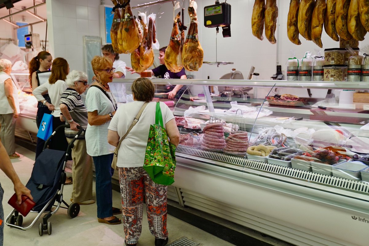 Bcn_Gracia's tweet photo. Al #mercat provisional trobareu 43 establiments alimentaris i 13 parades especials, amb el producte de proximitat i els comerciants de sempre! #fagoig #femmercat https://t.co/wtd5PJF3rc