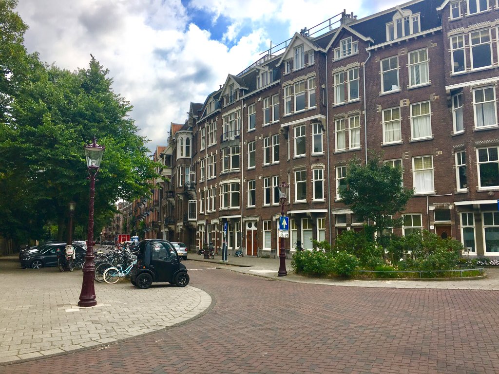 lonnystern's tweet image. Here’s how to add more neighbors to our neighborhoods! #codenext #Austin #YIMBY #duplex #fourplex #missingmiddle / @evolveaustin @AURAatx @friendshydepark @MayorAdler @AnnKitchenATX #atxcouncil, as seen in #Amsterdam