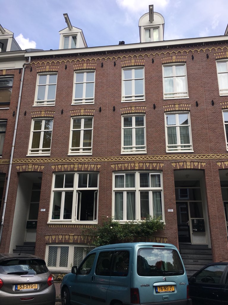 lonnystern's tweet image. Here’s how to add more neighbors to our neighborhoods! #codenext #Austin #YIMBY #duplex #fourplex #missingmiddle / @evolveaustin @AURAatx @friendshydepark @MayorAdler @AnnKitchenATX #atxcouncil, as seen in #Amsterdam