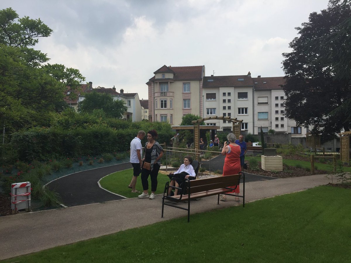 ModulandFrance's tweet photo. Nouveau jardin thérapeutique pour l’#EHPAD Sainte-Famille, à Montigny-lès-Metz. Bravo à l'équipe Pauchard paysages pour cette belle réalisation ! L'#abri fabriqué par #Moduland a été réalisé en mixte bois et fermetures aluminium, un choix très réussi. https://t.co/1XMDNlXxMr