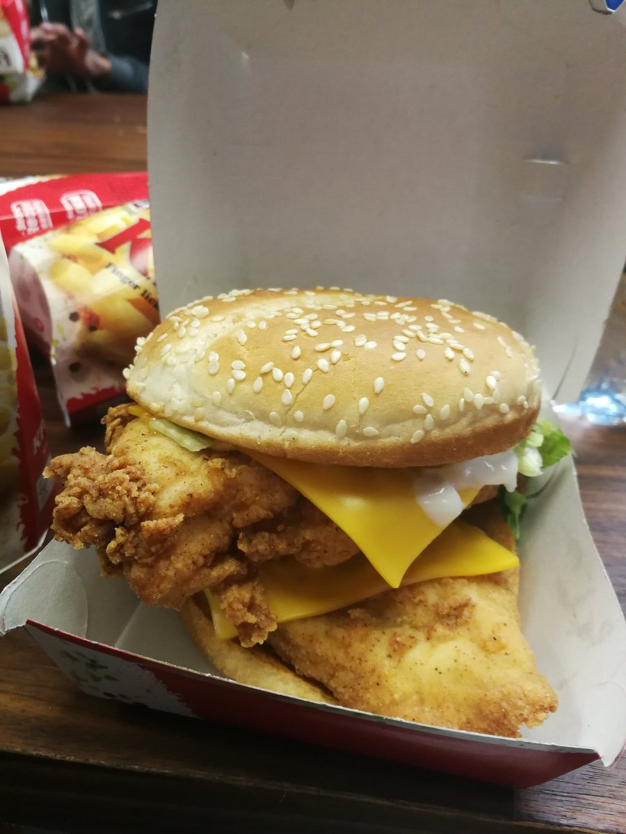 MajestyMagSA's tweet photo. Heard @KFCSA has some tasty new #DoubleColonelBurger 😋 It's BIIIIIGGGG!! Have you tasted it yet? #DoubleColonel https://t.co/SWNbBlkuUw