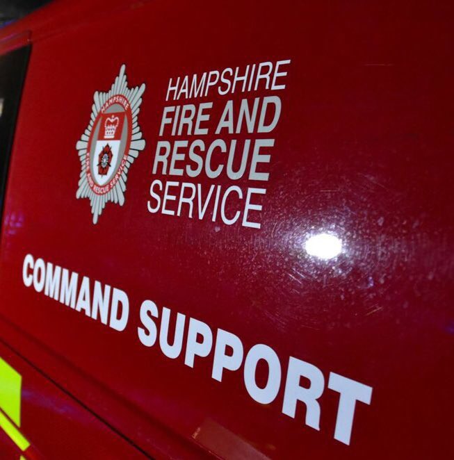 Rushmoor02's tweet photo. #OnCall02 with C3 mobilised to a large fire in open in @Tadley12 #More2Follow https://t.co/fBw3UPN3ai