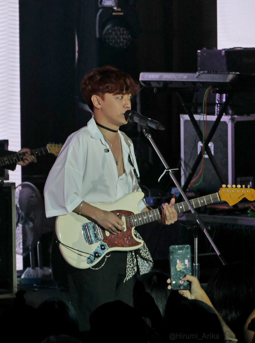 Hirumi_Arika's tweet photo. #BandLab คอน #bandlabliveconcert จบ รูปยังไม่จบ : คัดรูปมาถึง #threemandown ซักที 

ยังคง concept "รูปสวยๆ เชิญที่ไอจี รูปแปลกๆ เชิญที่ทวิตเตอร์ค่ะ"
คือรูปเอาไปทำ meme ได้หลายรูปเลย 5555 /เผ่นสิรอไร https://t.co/or0yWWbIrY