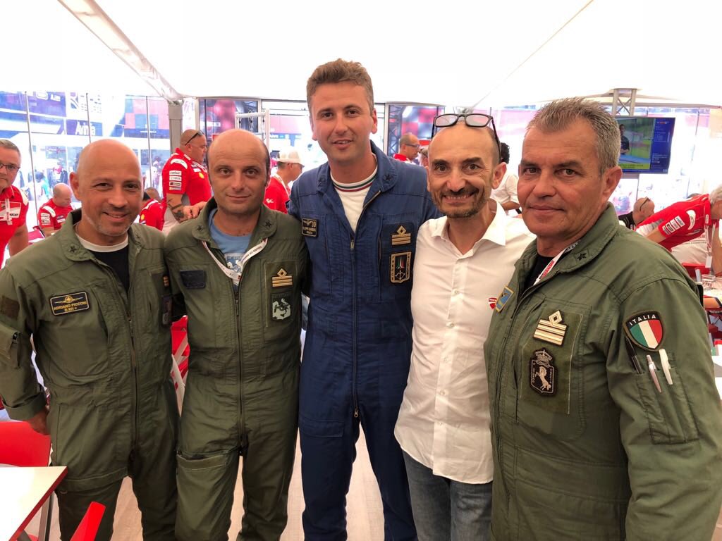 O Xrhsths Claudio Domenicali Sto Twitter Tra Il Capitano Filippo Barbero Pilota Solista Delle Frecce Tricolori Il Tenente Colonnello Stefano Pietropaoli E Altri Amici Dell Aeronautica Militare Italiana Ducati E Le Frecce