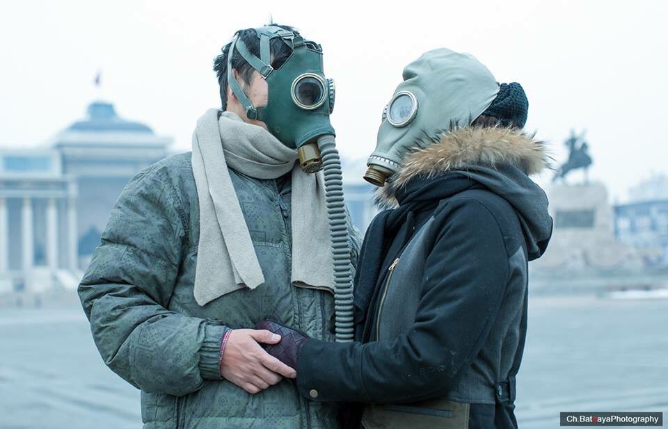 Утааны эсрэг дуу хоолойгоо нэгтэн зохиомжилж авсан зургийг минь зөвшөөрлийн дагуу Sabine Ott хэмээх зураач зурж өөрийн тайлбарыг хийжээ. Бороон дундуур юу утаа вэ гэж бодож байвал уучлаарай. Гэхдээл утаа удахгүй... #утаа