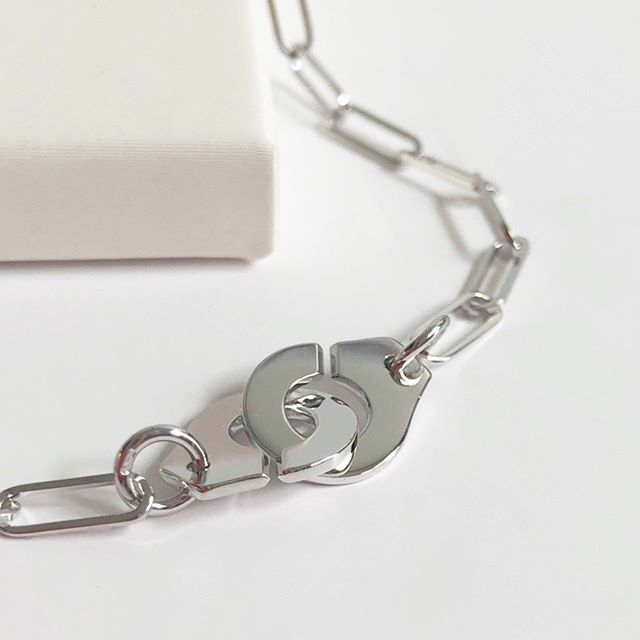 Menottes dinh van - the dinh van iconic pattern -
#dinhvan #paris #jewels #jewelry #menottes #gold ift.tt/2my1W4G