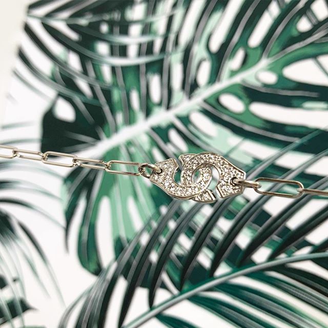 Menottes dinh van - the dinh van iconic pattern -
#dinhvan #paris #jewels #jewelry #menottes #gold #diamonds ift.tt/2zWLK6n