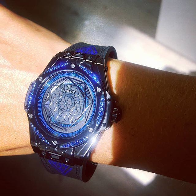mallofthewatch's tweet photo. #hublotbigbang #sangbleu #limitededition #100 #pieces #ceramic #rubber #blue #sapphires #maximebuchi #luxurywatch #luxurylifestyle #wristwatch #watchoftheday #watchofinstagram #watchporn #luxury #instawatch #goodvibes #instagood #instapic #watchaddict #i… https://t.co/ffUlLcNzNf https://t.co/bBGd4MQphz