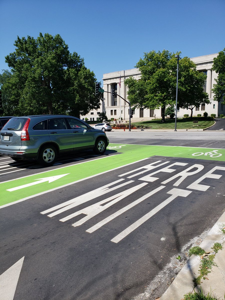 BikeKC's tweet photo. Some new Armour photos for you to enjoy including a driver who knows how to mind the sign at a green bike box on Broadway! Read the pavement and get behind the line to keep the box clear for bikes to queue.👍 #waithere #bikelanes #getbehindit #BikeKC https://t.co/OPh9pdplR1
