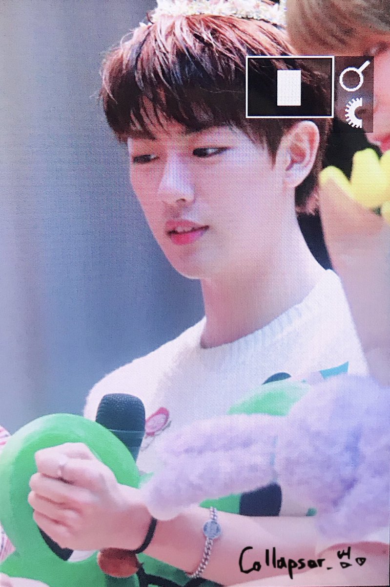 Collapsar_Beom's tweet photo. 180720 목동 팬싸

가위바위보~

#지범 #골든차일드 
#JIBEOM #Golden_Child https://t.co/t3UCDDqQrI