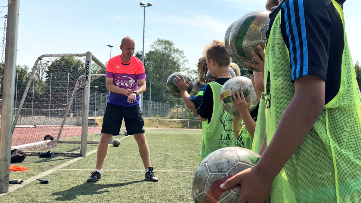 willemstrij's tweet photo. Voor de @TotSoccerMethod weer twee weken mijn passie mogen uitoefenen in het buitenland! Daarbij in goed gezelschap twee (voor mij) nieuwe steden mogen ontdekken. Fijne werkvakantie met oa @basveldman ! 🇩🇪🇸🇰 https://t.co/nJok5haITS