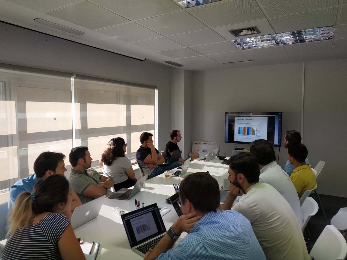 maria_hr's tweet image. Our latest session of the #LanguageTechnologies workgroup this week @BBVAData. @zdepablo in remote about #TextClassification multi-class classif. & multi-label classif.👏👏