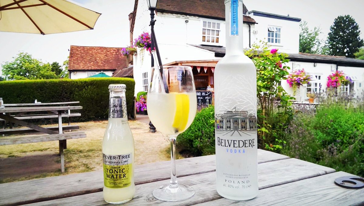 queensheadhp10's tweet photo. Get that #FridayFeeling @queensheadhp10 with our #sipoftheweek @belvederevodka @FeverTreeMixers Lemon π Tonic #vandt https://t.co/YCUUfrZGvJ