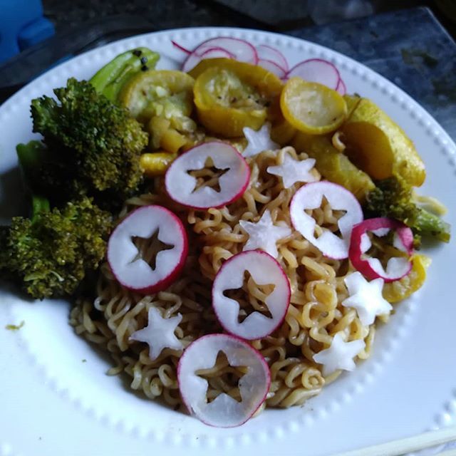 MerTailParty's tweet image. This is a fun dish I made for the 4th of july!  It ramen surprise... Topped with raw radish stars, sauteed broccoli and yellow squash. Simple and good. #foodie #food #ramen #radish #soyum #yummilicious #healthyfood #chopsticksrequired #bynowishouldrighta… ift.tt/2JDCp36