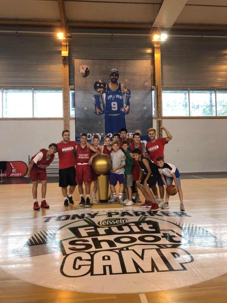 tpfscamp's tweet photo. Les Bulls sont Champions NCAA ! #TonyParkerFruitShootCamp https://t.co/laeApChuI5