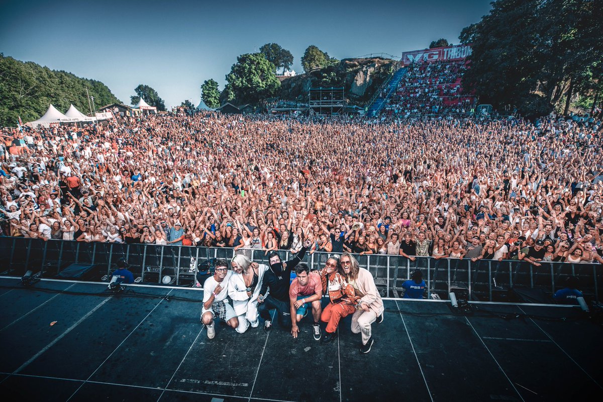 IAmAlanWalker's tweet photo. Thank you for joining me on stage yesterday🙏🏻 @slottsfjell was amazing! @MagnusCarlsen @JulieBergan @InaWroldsen @juliander Mio @TomineHarket https://t.co/B4VLwHLDCa
