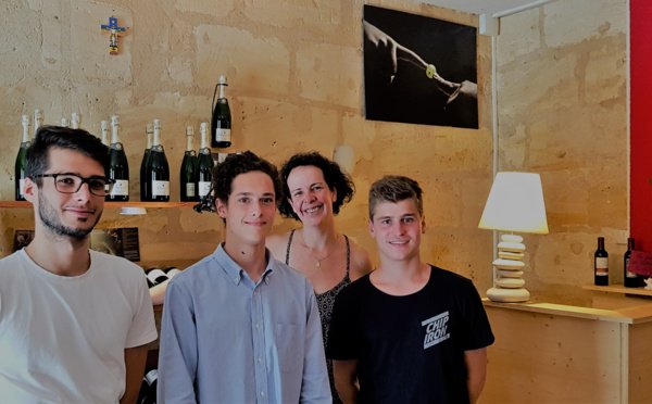 Felix Bac en Stage chez Entre Deux Vins Félix Bac (à droite sur la photo) a été accueilli en stage de fin d'année par Sandrine Jacotot et son équipe au sein de la cave Entre Deux Vins Il a pu participer à de multiples projets de valorisation des vins... ecole-bordelaise-du-vin.fr/Felix-Bac-en-S…