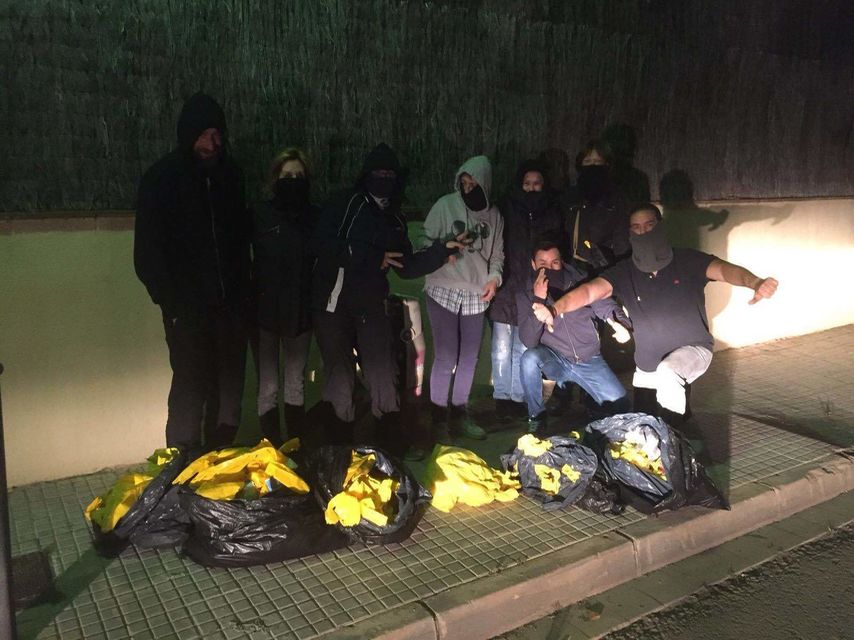 SantsaToday's tweet photo. SOCIETAT | UN GRUP D’EMMASCARATS ARRENCA TOTS ELS CARTELLS DE LA FESTA DE LA FIL·LOXERA https://t.co/A7lCRSf18h #santsadurni #LlibertatPresosPolitics https://t.co/1JIaFDqmTE