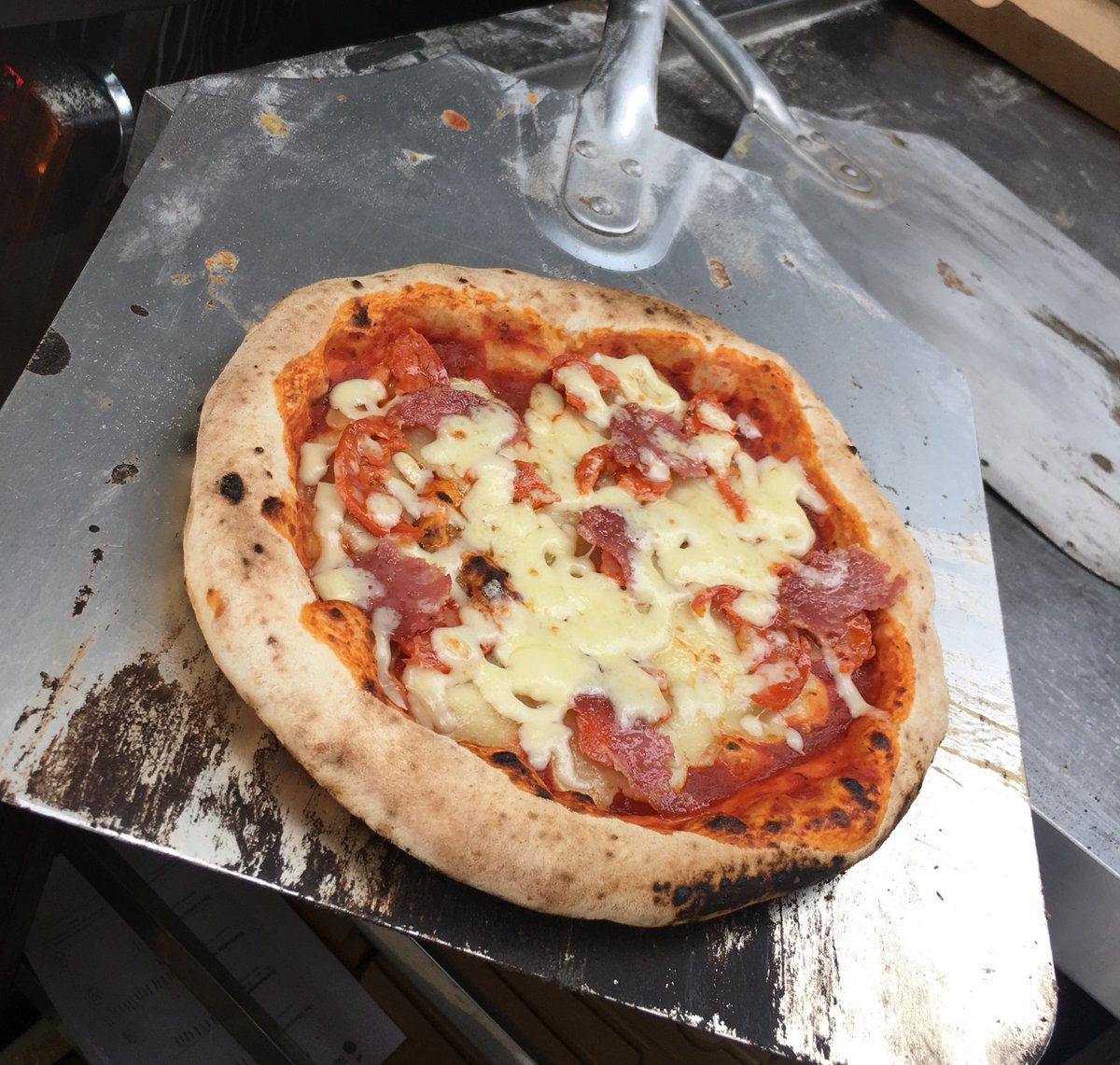 MiniMastersGolf's tweet photo. It’s lunchtime at #MiniMastersGolf, thanks to @WeddingPizzaCo and @berrybrosrudd https://t.co/0yp5M3qji4