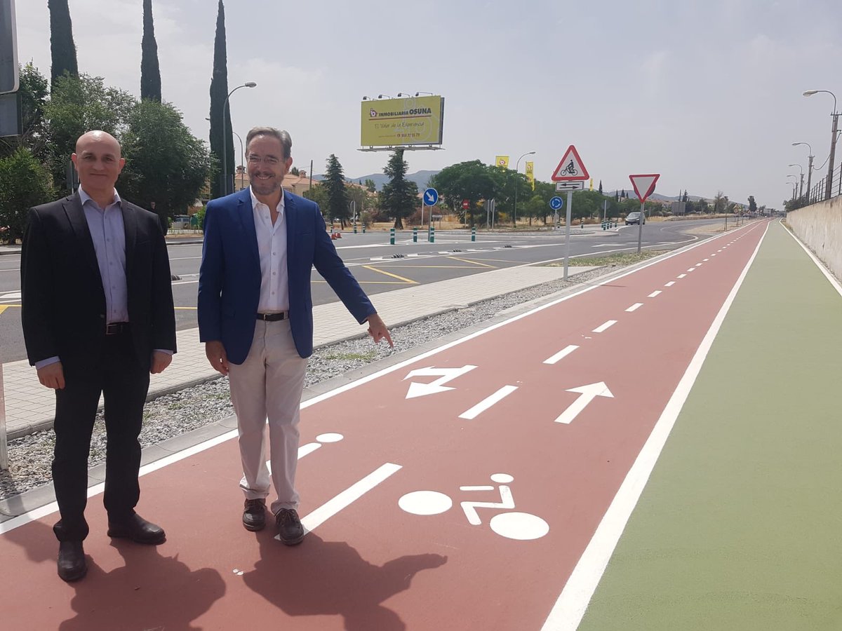 FomentoAND's tweet photo. 👉🏻🚲 @f_lopezgarcia visita el nuevo carril ciclopeatonal que une los municipios de Alhendín y Armilla y que conectar con el @MetroGranada para fomentar la movilidad sostenible https://t.co/7I2ZXLBKcf