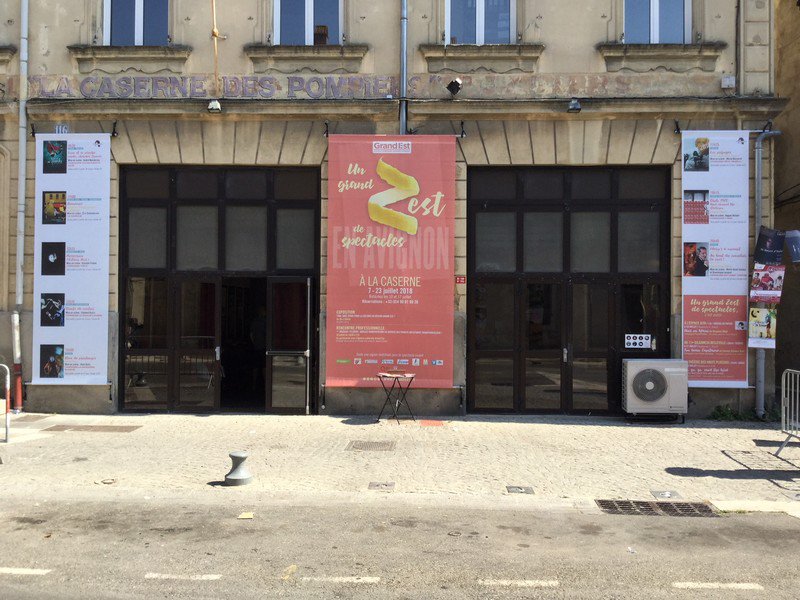regiongrandest's tweet image. .@avignonleoff le plus grand marché du #spectaclevivant 🎭 où se mêlent programmateurs compagnies journalistes. Une belle vitrine pour 11 cies soutenues par la Région #GrandEst à découvrir à la Caserne des Pompiers &amp;amp; autres lieux emblématiques bit.ly/2K8tXxN #OFF18