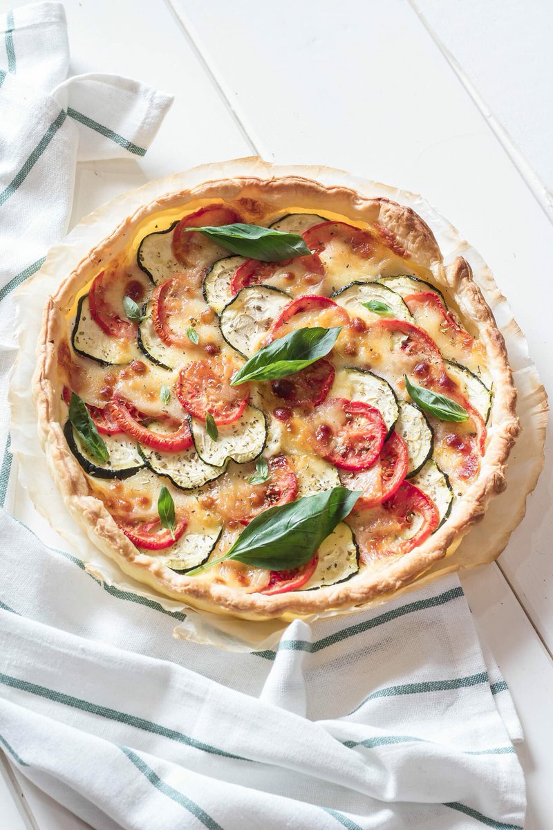 Ultimo pranzo con le #tortesalate 😍😍 Questa di sfoglia,con pomodori,zucchine,ricotta e formaggio filante ce la prepara Francesca di <a href="/lostinmykitchen/">LOST in my Kitchen</a> Trovate la ricetta completa qui, lostinmykitchen.it/2018/07/torta-…
