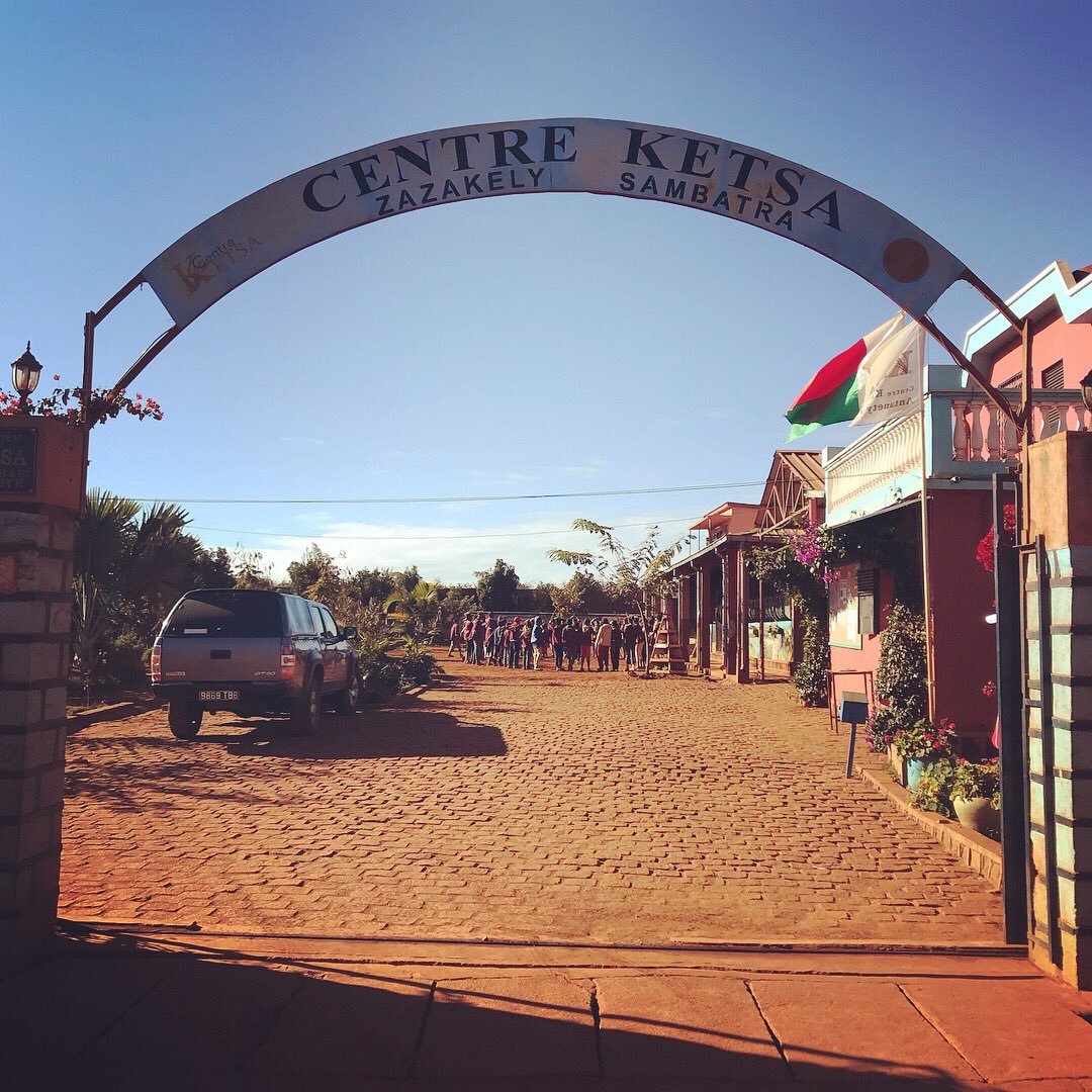 LagenceMA's tweet photo. La #Guilloteam est à Madagascar, au cœur de l’action éducative qu’entreprend l’association @ZazakelyS pour la jeunesse malgache. Durant quelques jours, nous allons rencontrer les acteurs de l’association, ainsi que les enfants qu’elle accompagne. https://t.co/aZ9gKttwJA
