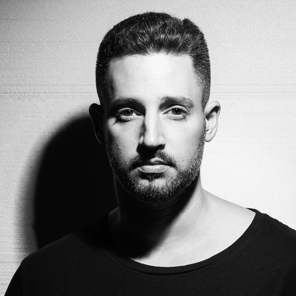O DJ e produtor Rodrigo Ferrari conquistou seu espaço apostando em uma mistura de house e techno. O que pouca gente sabe é que parte de suas influências estão na Disco Music e uma prova disso é a sua coleção de discos. https://t.co/reWydWAa7P https://t.co/1UBKOprnzV
