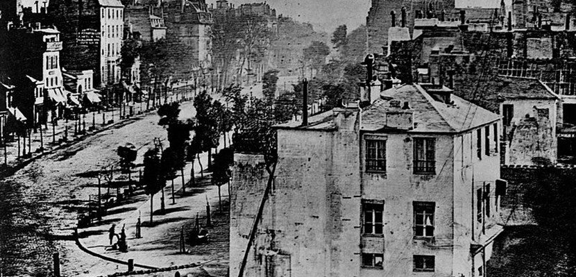 Günün Fotoğrafı: Louis Jacques Mande Daguerre'den...
Tarihteki 'insanın bulunduğu' ilk fotoğraf, 1839 yılında Fransız ressam ve kimyager Louis Jacques Mande Daguerre tarafından 10 dakikada çekilmiştir.
#gününfotoğrafı #ilkfotoğraflar #siyahbeyaz #LouisJacquesMandeDaguerre
