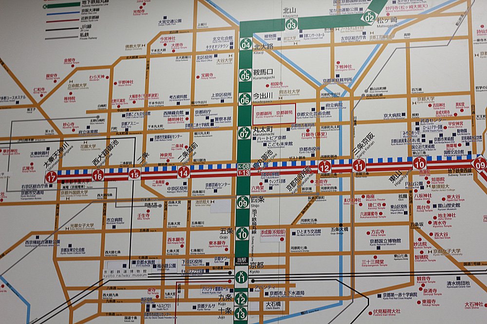 ヂオくん Sur Twitter 京都市営地下鉄の路線図や運賃表は独特 運賃表でも他社線を記載 特に路線図では他社線の記載 路線図 だと他でも見かける に加えて主要施設や なんと通りまで記載 歩く街京都感ある もじ鉄