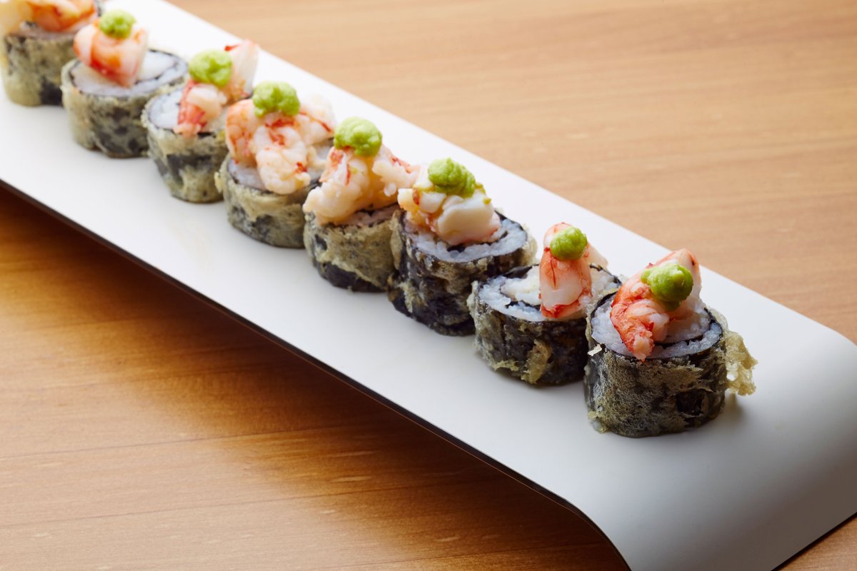 Que levante la mano 🙋‍♂️🙋🏼‍♀️ el que sea un fan incondicional del #sushi. Cada vez que hagas una reseña en #Toptasting puedes ganar una invitación para probar este plato del restaurante @11guajes. ¿Te apetece?  #gastronomia #asturias #comida #foodie #food #app