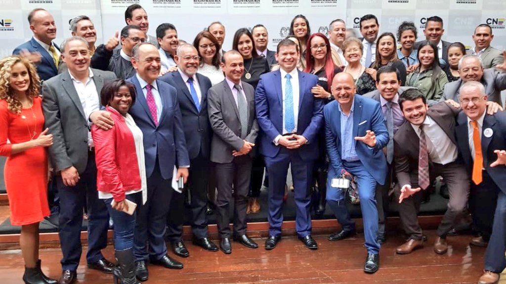 GenteNoticias's tweet photo. Nuevo partido @ColJustaLibres celebra la entrega de credenciales de sus tres senadores: @JhonMiltonR, @PachecoCuello, @epalaciosenado y Carlos Acosta como Representante a la @CamaraColombia https://t.co/C8byMnEDkA